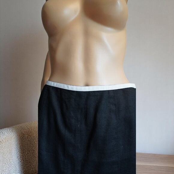 Sophisticated Black Linen Pleated Skirt with Crisp White Contrast - Timeless Ele - Picture 2 of 9